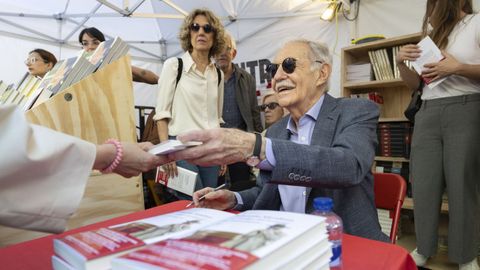  El escritor Eduardo Mendoza firma libros durante el D�a del Libro en Barcelona