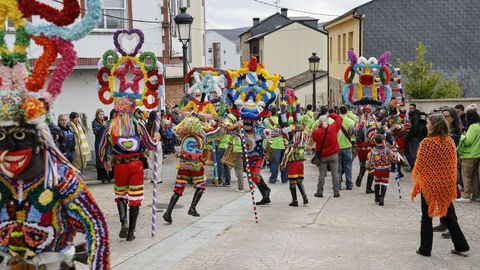 Desfile de comparsas y foli�ns en Viana do Bolo.