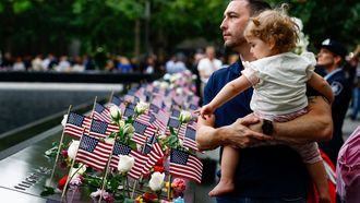 Un hombre con su hija, durante el homenaje a las v�ctimas del 11S