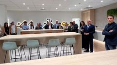 El alcalde y otros representantes municipales en las instalaciones de la nueva cafeter�a