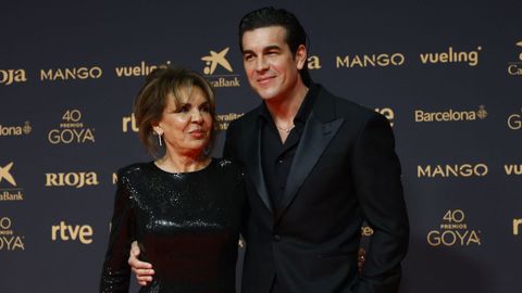 El actor Mario Casas posa con su madre en la alfombra roja