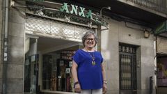 To�a Nogueira, diante do escaparate da tenda de lencer�a Anxa, en Xinzo de Limia.