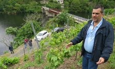 Jos� Carlos Torre, ayer en el lugar en que aparecieron las pertenencias de su padre. 