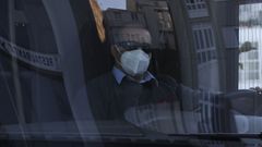 Un conductor de autob�s con la mascarilla puesta en Fisterra