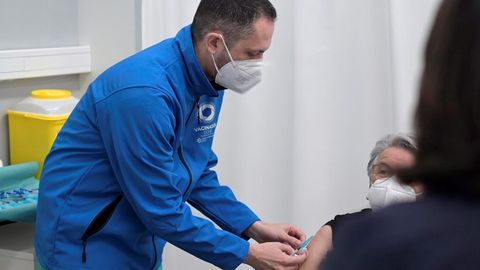 VACUNACIÓN CONTRA EL COVID EN EXPOCORUÑA PARA MAYORES DE 70 A 74 AÑOS CON DOSIS DE PFIZER
En la foto, el enfermero Daniel Viejo vacunando contra el covid-19 a un paciente en Expocoruña