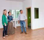 El alcalde, la agente de igualdad y la educadora familiar, en el centro. 