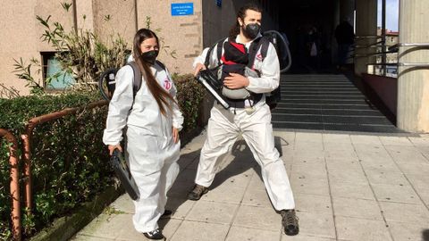 Bea y David dieron el s� quiero disfrazados para poner un punto de alegr�a en medio de la pandemia.
