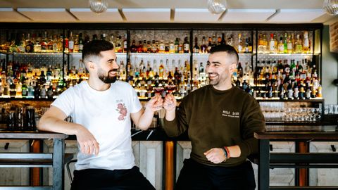 Sa�l Vega e Iv�n V�zquez son los propietarios de Mala Sa�a, la cocteler�a ovetense que es de las mejores de Espa�a