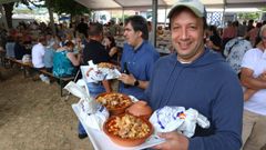Un vecino disfrutando de su raci�n de callos