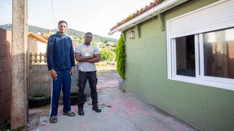 Sega y Yaya, en el exterior de la vivienda alquilada donde viven en Bueu