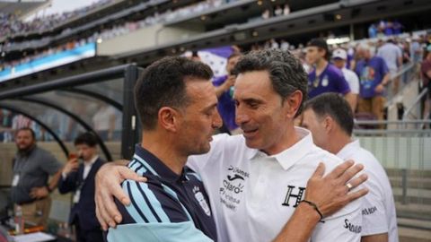 Lionel Scaloni (izquierda), seleccionador de Argentina, y Jos� Francisco Molina, seleccionador de Honduras, se saludan antes del amistoso previo al mundial 2026.