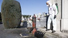Desinfecci�n en el cementerio San Froil�n, con motivo de la pandemia de coronavirus