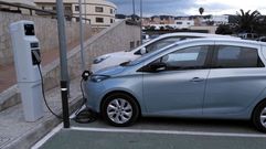 Un coche el�ctrico posto a recargar nun punto de subministro p�blico