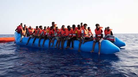 Los 65 inmigrantes rescatados el viernes a unas 34 millas de la costa libia
