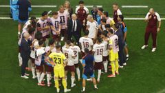 De la Fuente dando indicaciones en una pausa de hidrataci�n del Francia-Espa�a.