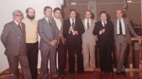 De izquierda a derecha, Mario Paz, Gonzalo Eimil, Carlos Garc�a Fraga, Mart�n Seco Cend�n, Jos� Ram�n �lvarez (presidente), Ram�n Rego Dur�n, Arturo Berm�dez y Domingo Somoza, miembros de directiva, el d�a de la inauguraci�n, el 26 de diciembre de 1981