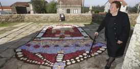 Los vecinos de Zas confeccionaron por primera vez alfombras florales con motivo del Sacramento.