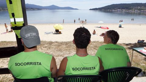 Foto de los socorristas de Bro�a al principio de temporada
