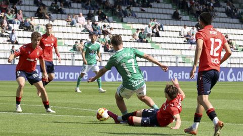 �lvaro Ram�n rodeado de jugadores del filial rojillo.