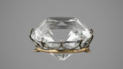 Diamante Regent. Un diamante rectangular, de forma coj�n, grueso, casi puro, facetado por ambas caras en talla brillante antigua, casi incoloro, con ligeros matices azul verdosos, y con un peso de 140,64 quilates.