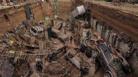 Imagen de varios veh�culos arrastrados por la dana al interior de un foso de obra
