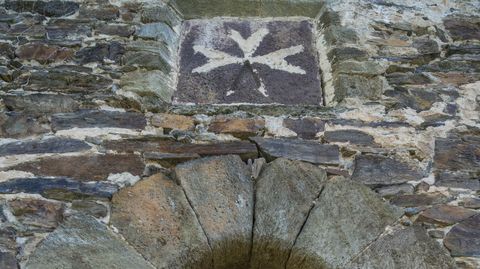 La cruz de la Orden de Malta sobre una puerta del castillo de Torrenovaes