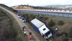 El cami�n qued� parado, sin volcar, a unos 300 metros de la v�a.