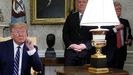 Pompeo y Bolton, durante una visita de Trump a Canad�