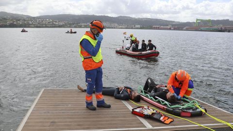 Las lanchas ayudaron al rescate de heridos.