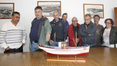 Luis Crujeiras entrega una maqueta del Cartagena a la cofrada de Aguio