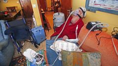 Nlida, de 90 aos, en su piso de Pontevedra rodeado de aparatos y de su silla de ruedas