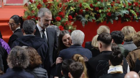 Los reyes saludan a familiares y v�ctimas del accidente ferroviario de Adamuz
