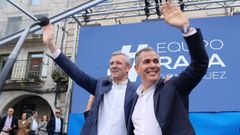 Alfonso Rueda y Rafa Dom�nguez, este viernes en la plaza del Teucro de Pontevedra.