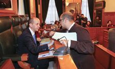 Ram�n Quiroga, edil de Facenda, defendi� las cuentas frente a Cela (con �l en la imagen) y Reyes. 