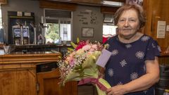 Maruja de Boliga posa con uno de los ramos y plantas que le regalaron esta semana, entre otras muestras de cari�o. Explica que, aunque su hija se crio en el bar y le ayud� de joven, luego estudi� Peluquer�a y opt� por esta profesi�n. �O bar nunca lle gustou moito�, a�ade en tono casi de confidencia la propietaria de A Cerca, quien no tendr� relevo y cierra definitivamente hoy.