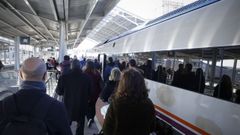 Viajeros en la estaci�n compostelana a punto de subirse a un tren, en una imagen de archivo.