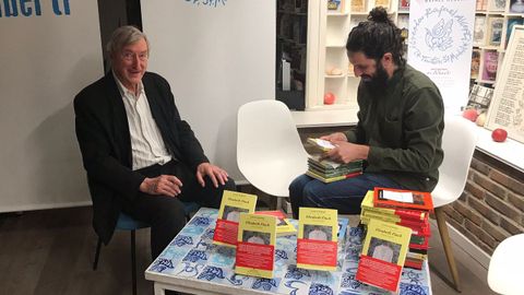 Barnes firm� numerosos ejemplares de su obra.