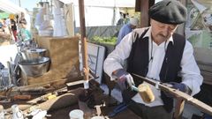 Fernando Redondo, latoeiro, nunha demostraci�n do seu oficio na feira