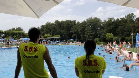 El club fluvial aplica un protocolo especial a los socorristas por las altas temperaturas
