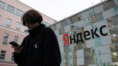 Un ciudadano ruso frente a las instalaciones de Yandex.