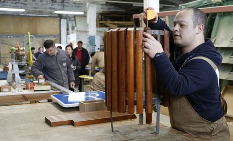 Uno de los participantes en el taller de carpinter�a, en la clausura. 