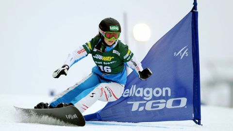 Sabine Schoeffmann, de Austria, durante el Slalom d Snowboard.