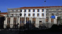 La reforma exterior del conocido hasta ahora como edificio �dos espellos� ha sustituido la fachada acristalada y el aluminio que inspir� esa denominaci�n por ventanales de madera y elementos de piedra, en armon�a con el resto del complejo de San Caetano.