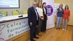 El subdelegado del Gobierno en Pontevedra, Abel Losada, y representantes del Colegio de Farmacuticos de la provincia, este jueves, en el colegio