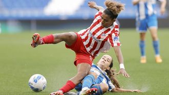 Samara trata de llegar al bal�n durante el encuentro de la primera vuelta entre el D�por Abanca y el Atl�tico