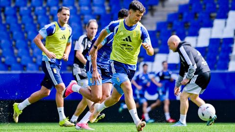 Carlos Dom�nguez y Dani Calvo, en el entrenamiento del Oviedo en el Carlos Tartiere