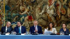 El rey Felipe VI (cd) y la reina Letizia (2d), junto al presidente del Principado de Asturias, Adri�n Barb�n (2i), durante la reuni�n anual con los miembros de los de la Fundaci�n Princesa de Asturias este martes, en el Palacio de El Pardo, en Madrid