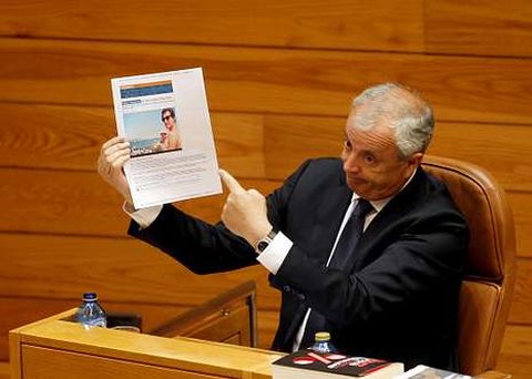 Pachi V�zquez mostr� ayer una de las fotos de Feijoo con Marcial Dorado.