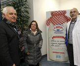 El alcalde de Outeiro (primero por la izquierda) y Juan Carlos Armesto, con una copa de vino. 