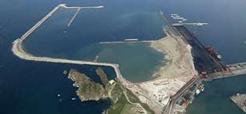 Vista a�rea de la ampliaci�n del puerto de El Musel, en Gij�n, en una imagen tomada este verano